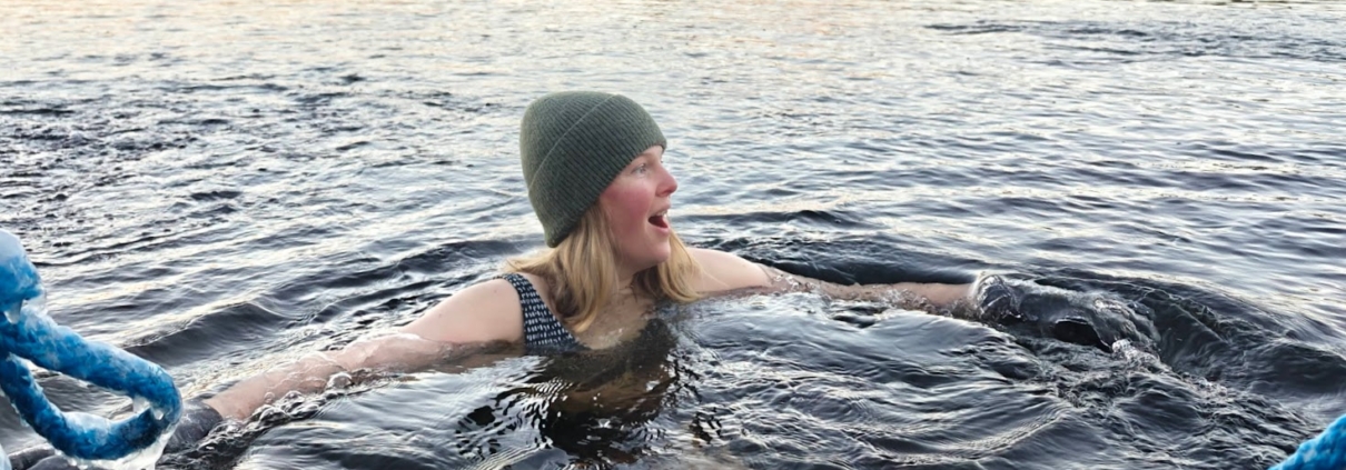 An ice swimming moment relaxes the body and refreshes the mind.