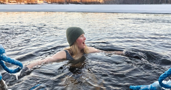 An ice swimming moment relaxes the body and refreshes the mind.