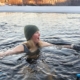 An ice swimming moment relaxes the body and refreshes the mind.