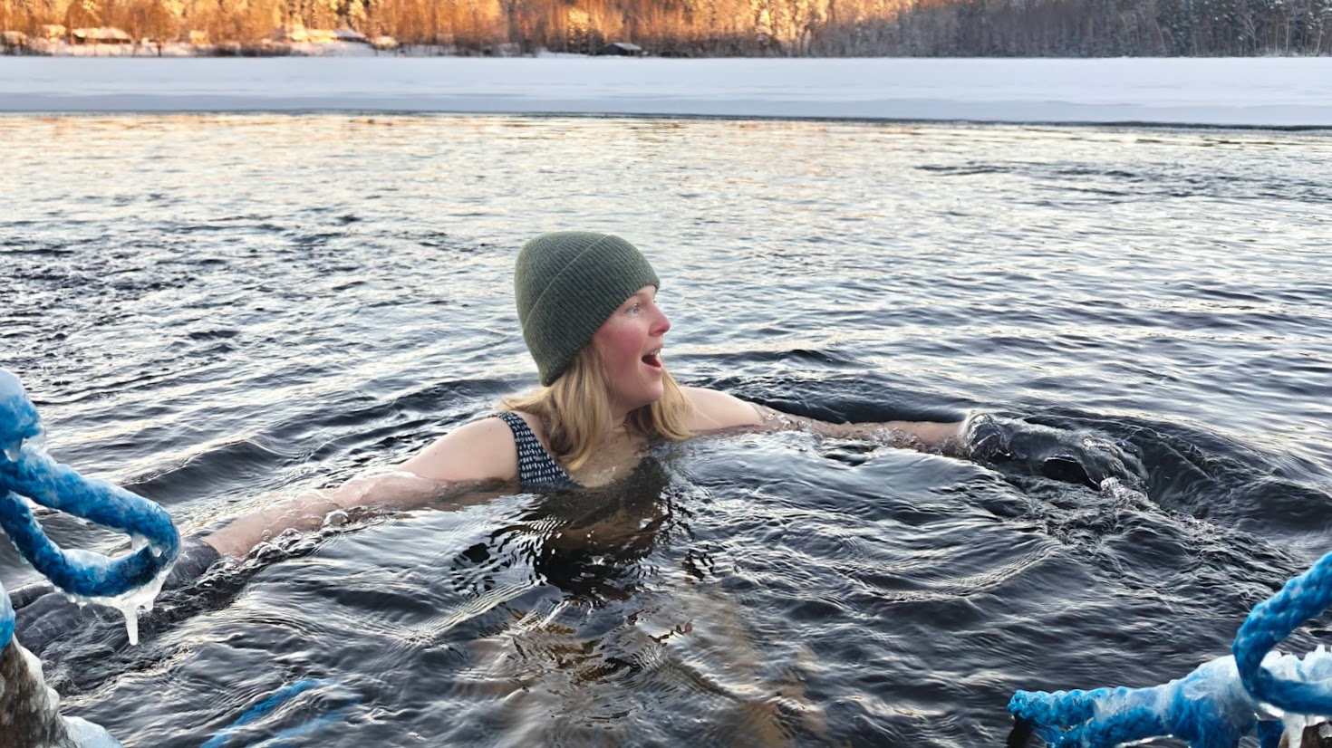 An ice swimming moment relaxes the body and refreshes the mind.